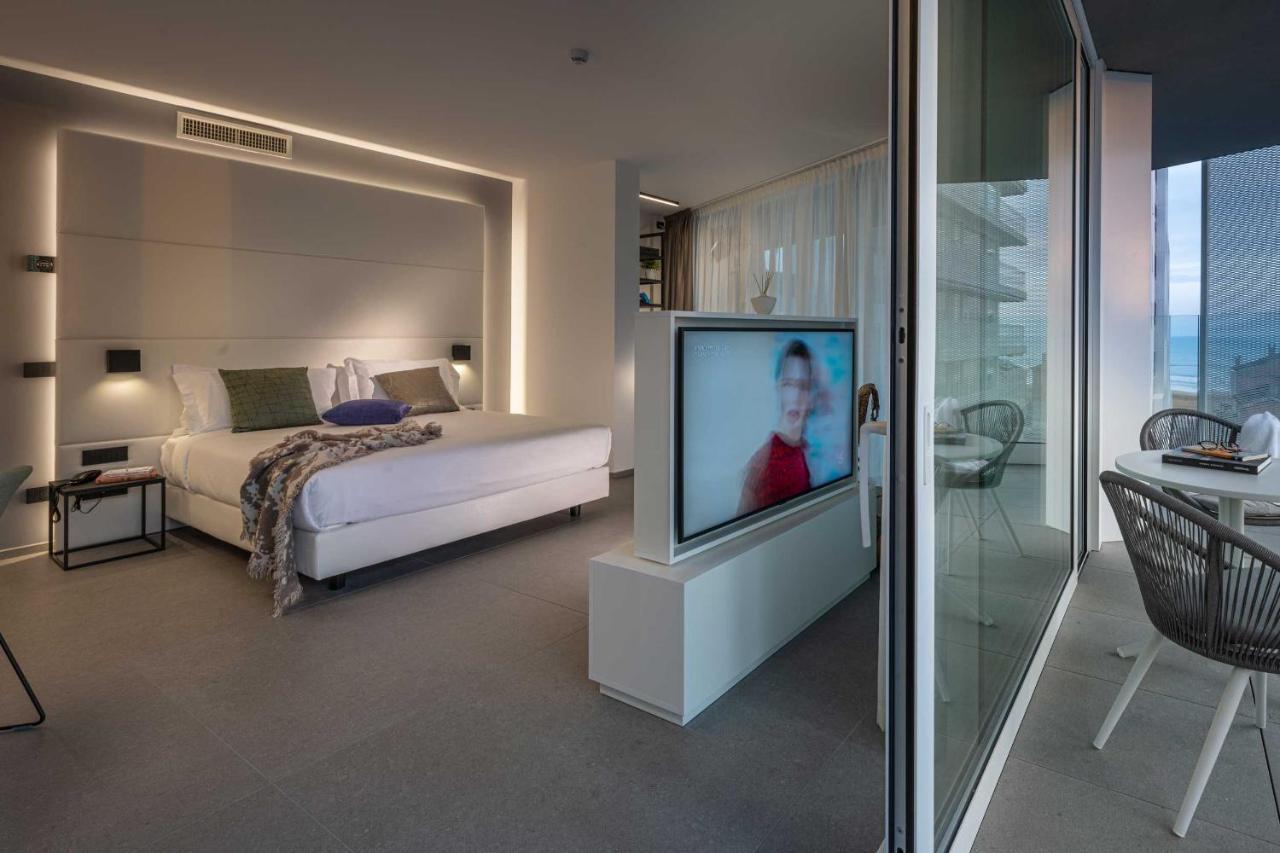 J44 Lifestyle Hotel Lido di Jesolo Kültér fotó A suite at the hotel