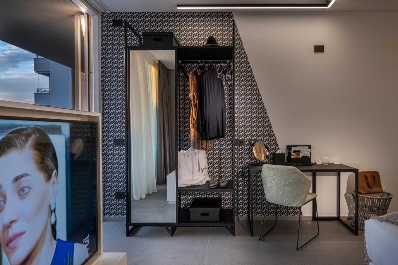 J44 Lifestyle Hotel Lido di Jesolo Kültér fotó The interior of a medical practice in the UK