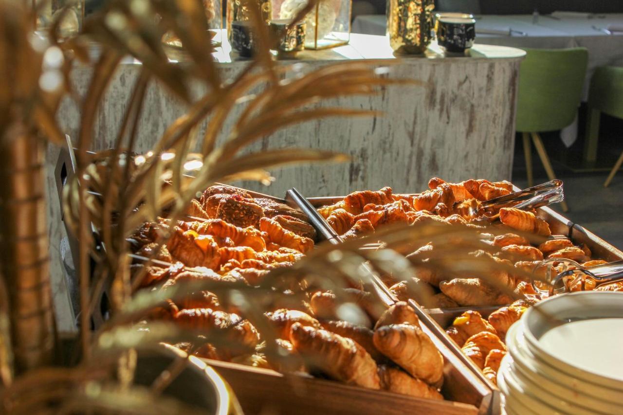J44 Lifestyle Hotel Lido di Jesolo Kültér fotó Croissants at a buffet