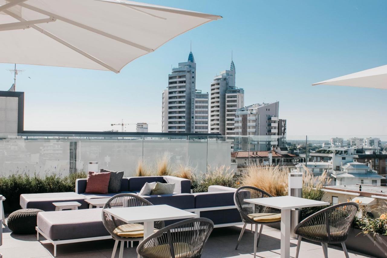 J44 Lifestyle Hotel Lido di Jesolo Kültér fotó The rooftop lounge at the Hotel