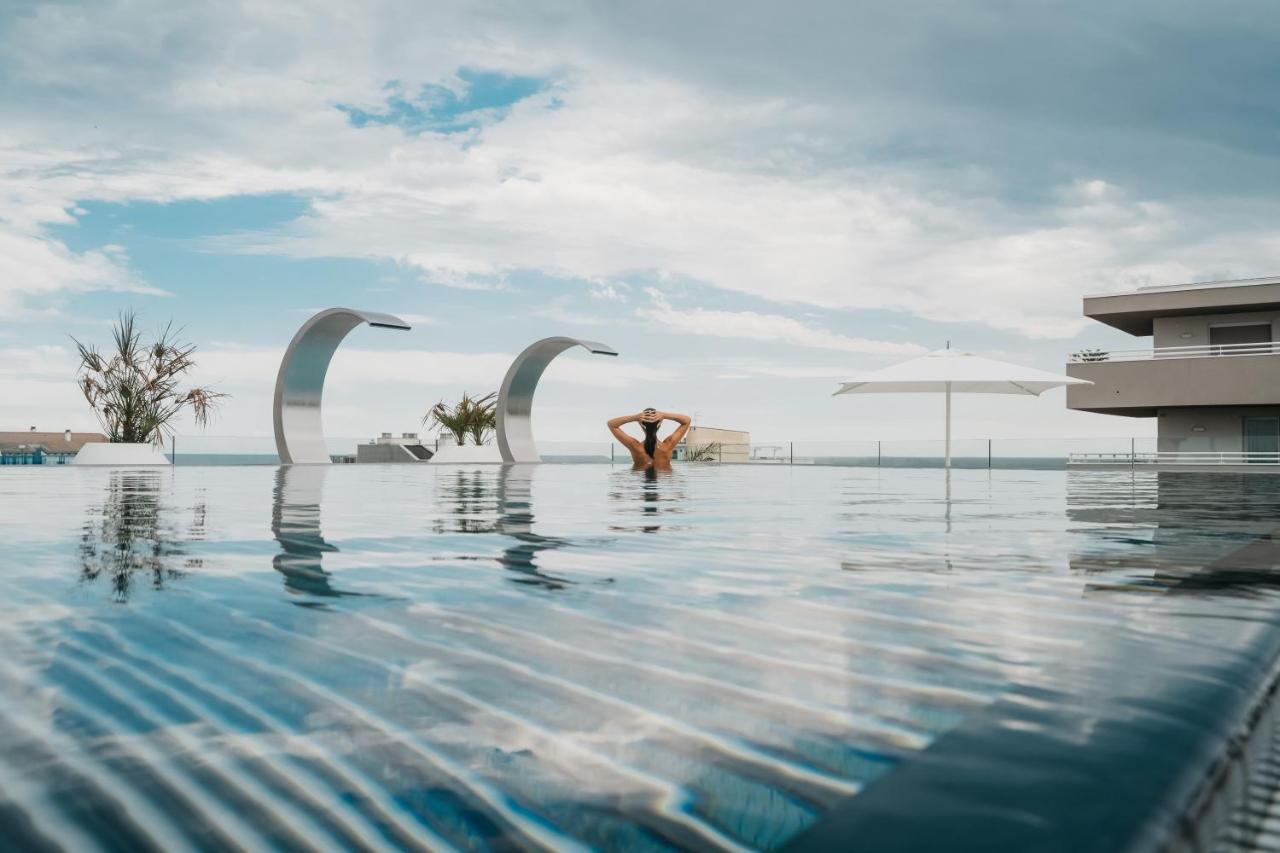 J44 Lifestyle Hotel Lido di Jesolo Kültér fotó Infinity pool at the hotel