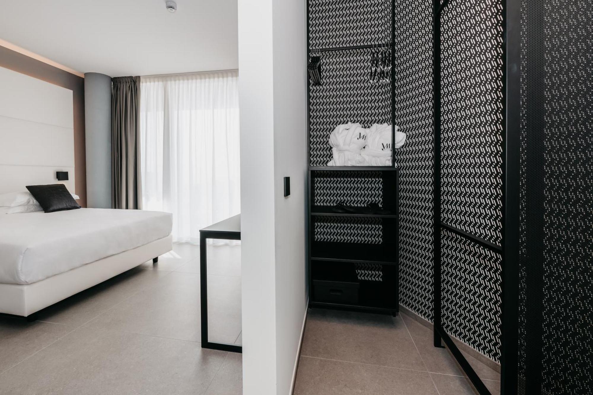 J44 Lifestyle Hotel Lido di Jesolo Kültér fotó A room at the hotel