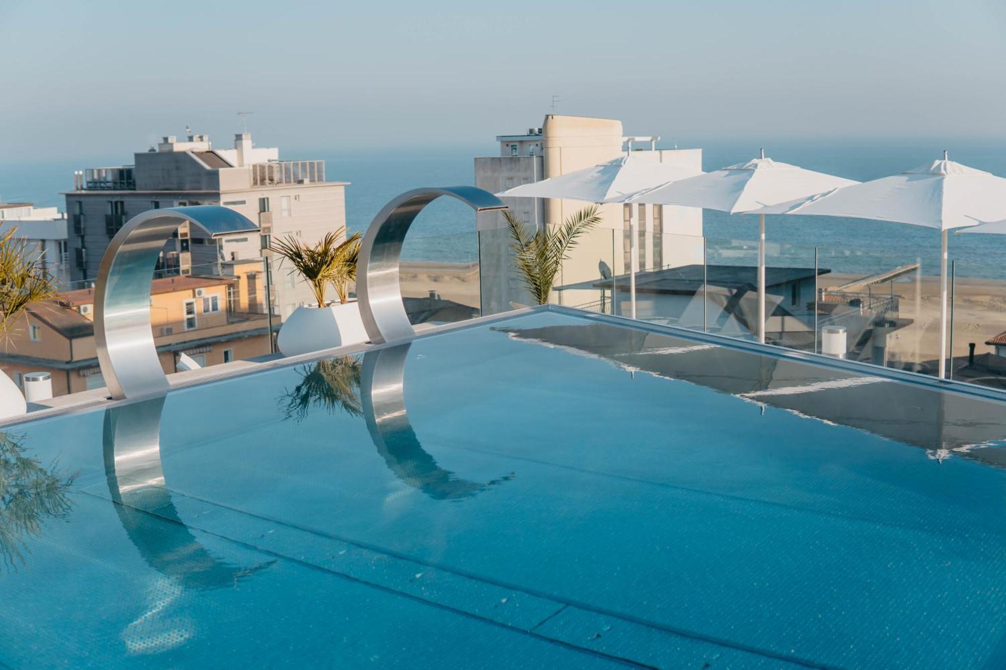 J44 Lifestyle Hotel Lido di Jesolo Kültér fotó The rooftop pool at the hotel