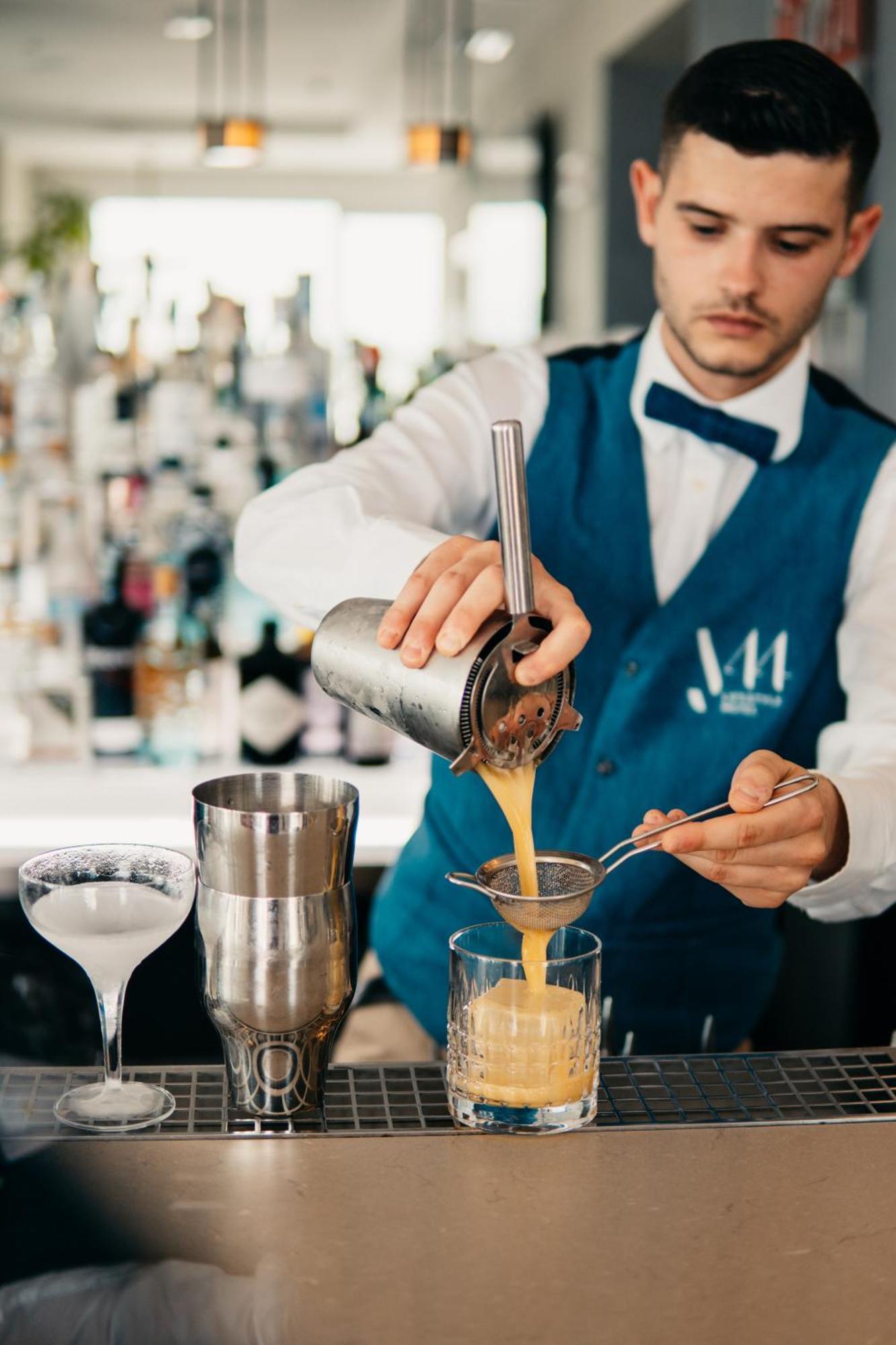 J44 Lifestyle Hotel Lido di Jesolo Kültér fotó A bartender straining a cocktail