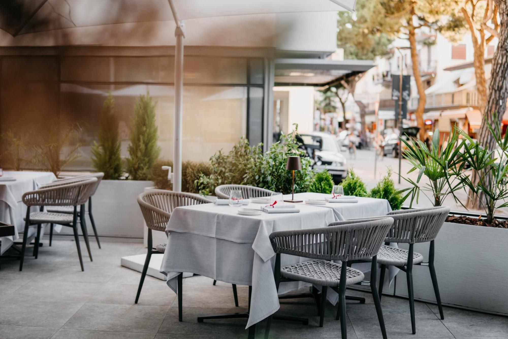 J44 Lifestyle Hotel Lido di Jesolo Kültér fotó Restaurant