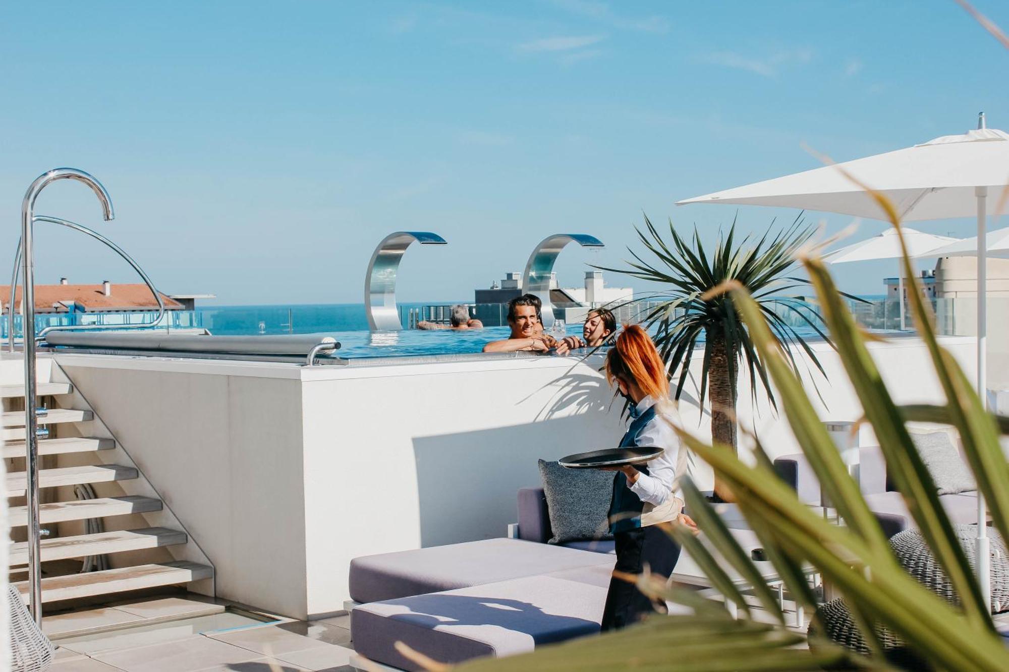 J44 Lifestyle Hotel Lido di Jesolo Kültér fotó Rooftop pool at the Hotel