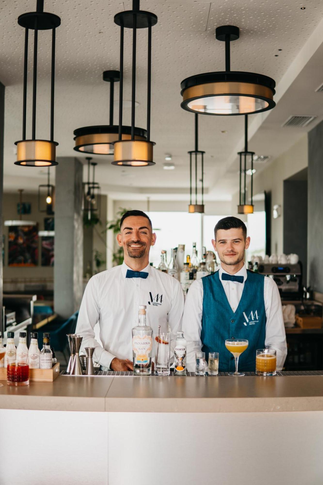 J44 Lifestyle Hotel Lido di Jesolo Kültér fotó The bar at the MÖVENPICK Hotel in Belgrade